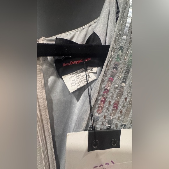 MAC DUGGAL
Sequined V Neck Floral Embellished Cape Sleeve Gown - Picture 7 of 10